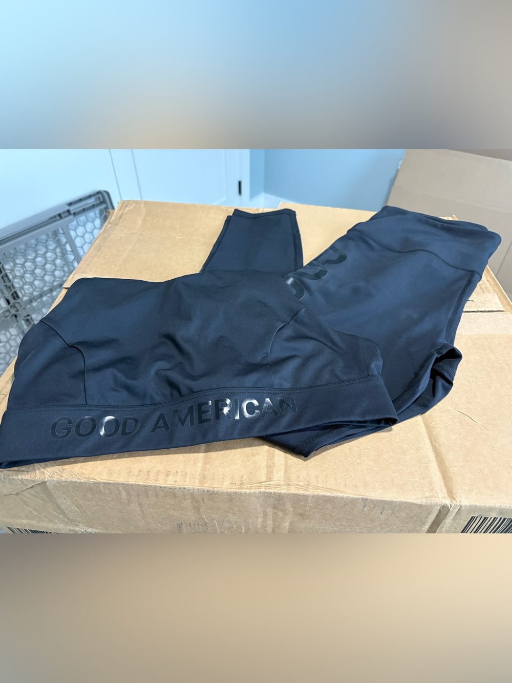 Good American Black Logo-Trim Active Leggings & Sports Bra